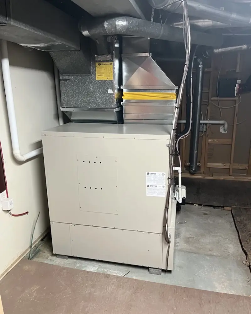 Accumulateur de chaleur Steffes installé au sous-sol, raccordé aux conduits de ventilation